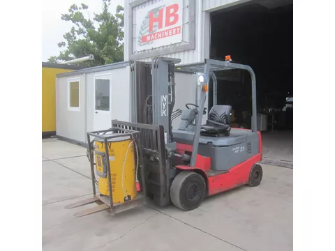 Nichiyu FPC25PN, elek., triplomast, side shift.